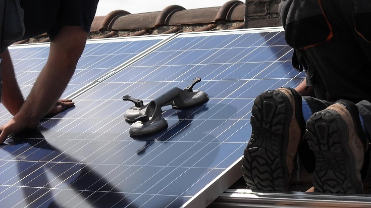 La mise en place de la structure des panneaux solaires